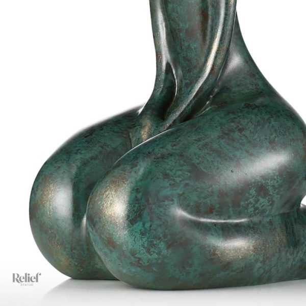 Sculpture contemporaine : femme ronde assise