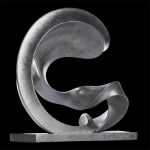 Statue moderne en fonte, design élégant et contemporain