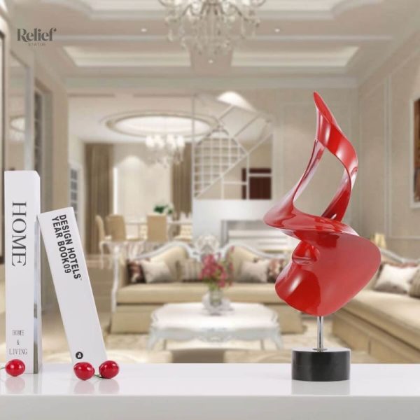 Sculpture design rouge pour décoration intérieure