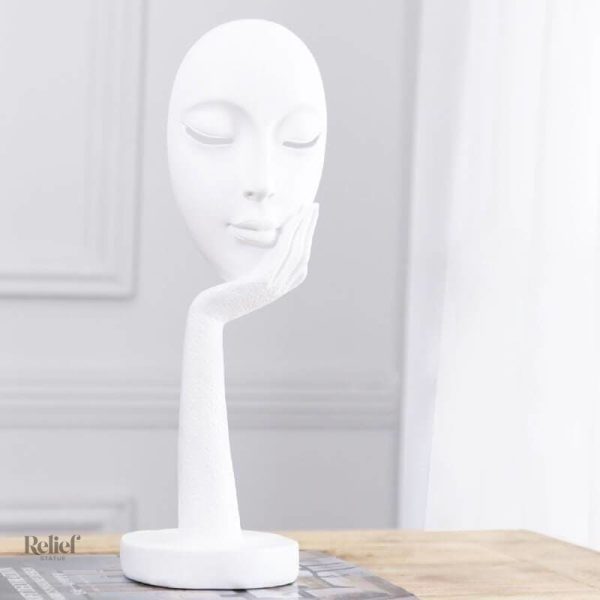 Femme pensive en sculpture contemporaine élégante