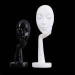 Sculpture moderne en hommage à la féminité réfléchie