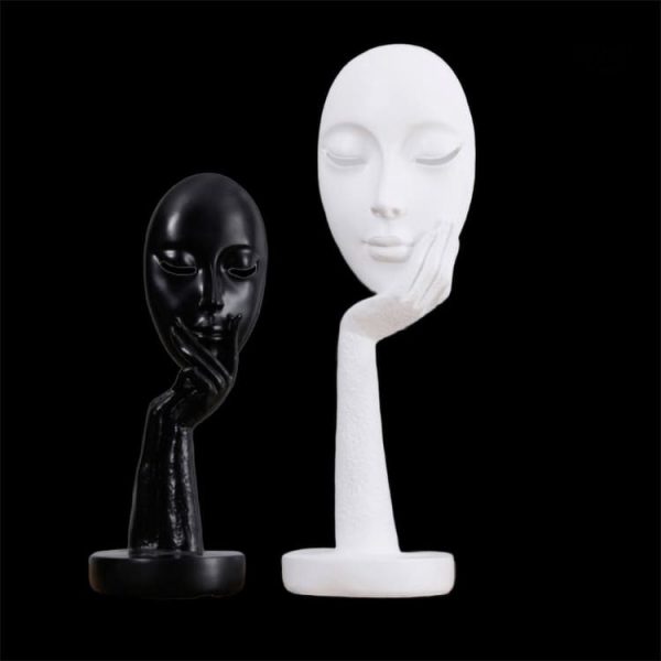 Sculpture moderne en hommage à la féminité réfléchie
