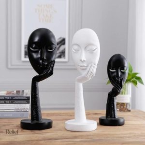 Statue moderne représentant une femme au regard pensif