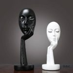 Sculpture de visage féminin en contemplation
