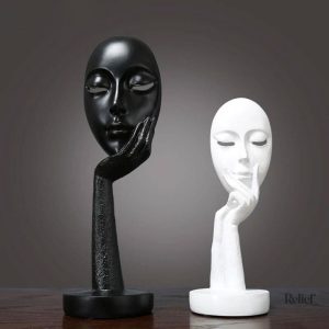 Sculpture de visage féminin en contemplation