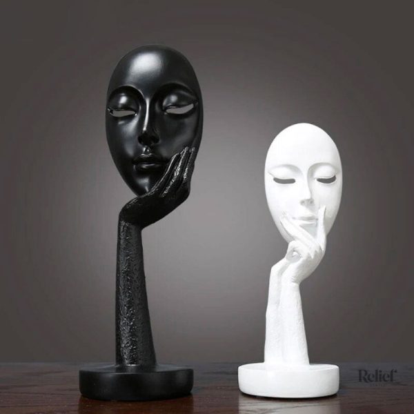Sculpture de visage féminin en contemplation