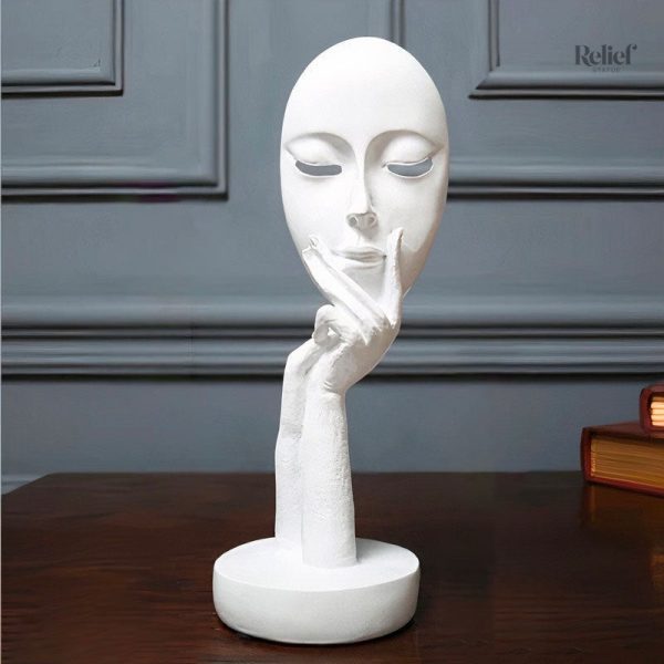 Élégante statue de femme pensive en art moderne