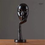 Visage de femme sculpté avec émotion contemplative