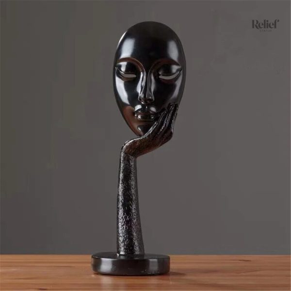 Visage de femme sculpté avec émotion contemplative