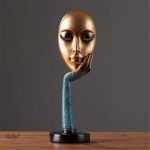 Sculpture de visage féminin inspirant la réflexion