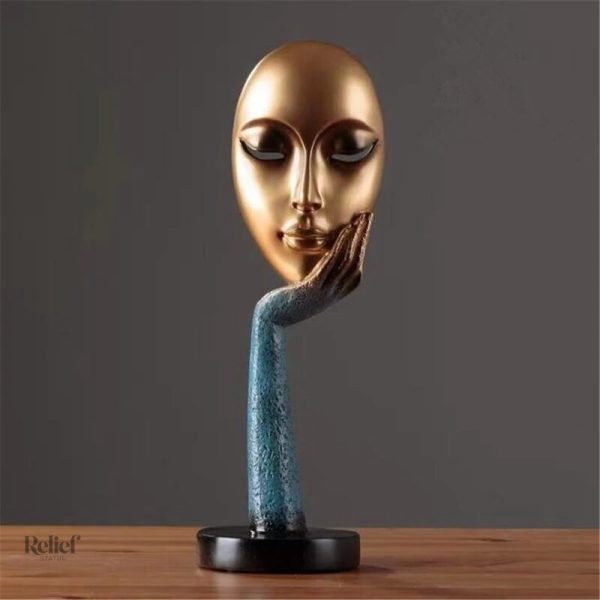 Sculpture de visage féminin inspirant la réflexion