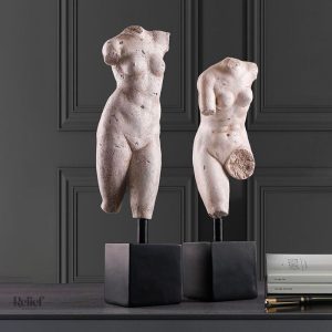 Statue artistique moderne représentant le corps féminin