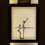 Statue artistique de femme en mouvement gracieux