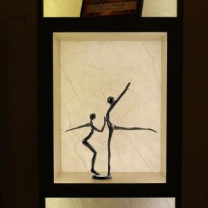 Statue artistique de femme en mouvement gracieux