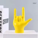 Sculpture moderne représentant une main, esthétique innovante