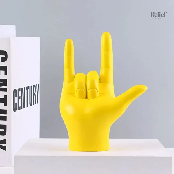 Sculpture moderne représentant une main, esthétique innovante