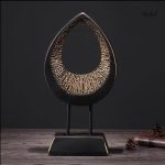 Sculpture moderne abstraite en forme de goutte