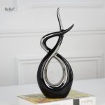 Sculpture d'intérieur d'enlacement stylisé
