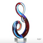 Statue en verre avec motifs colorés et contemporains