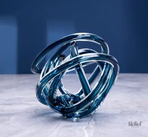 Sculpture en verre torsadée bleue 16 cm