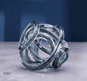 Sculpture en verre torsadée gris 16 cm