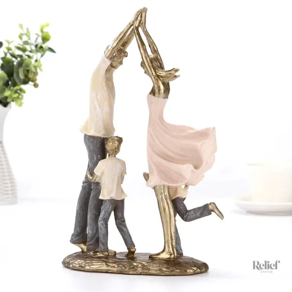 Statue moderne de couple, art familial contemporain