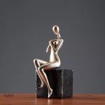Statue originale femme contemporaine, assise