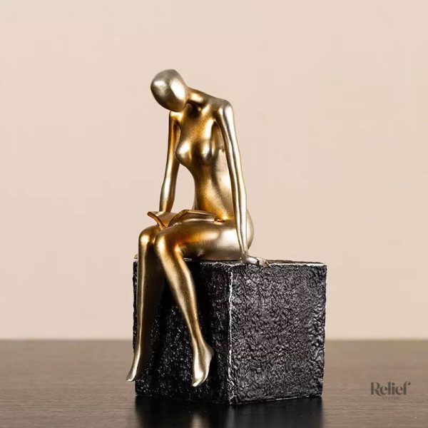 Sculpture assise féminine en finition raffinée