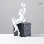 Décoration contemporaine : statue femme assise