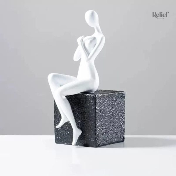Décoration contemporaine : statue femme assise