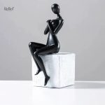 Sculpture moderne représentant une femme assise