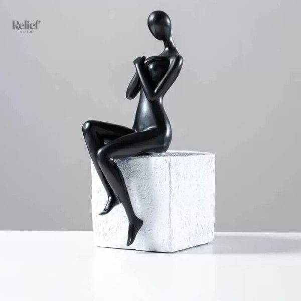 Sculpture moderne représentant une femme assise
