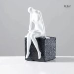 Femme sculptée assise, œuvre d'art moderne