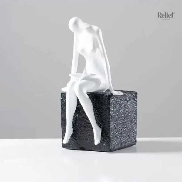 Femme sculptée assise, œuvre d'art moderne