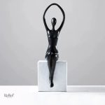 Statue décorative femme contemporaine, assise avec style