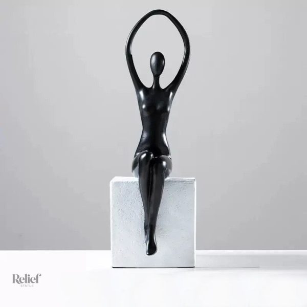 Statue décorative femme contemporaine, assise avec style