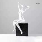Femme assise en sculpture contemporaine élégante