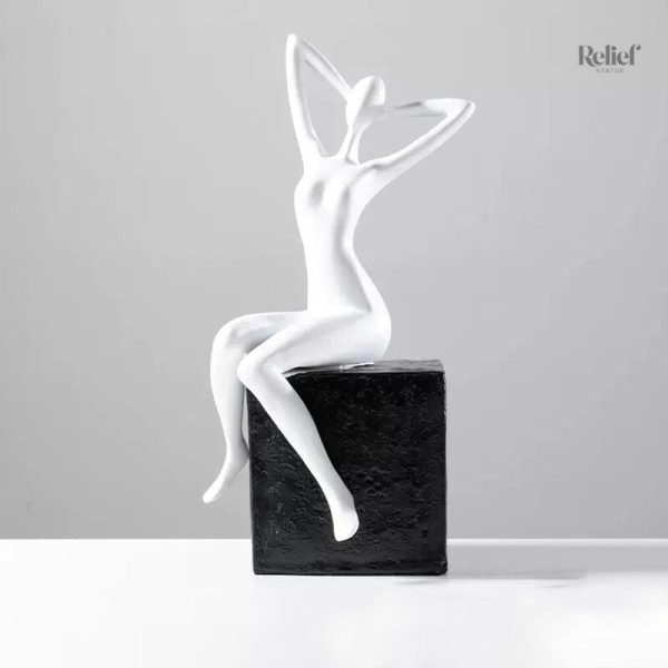 Femme assise en sculpture contemporaine élégante