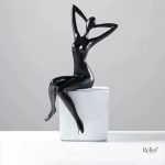Pièce d'art moderne : femme assise en sculpture