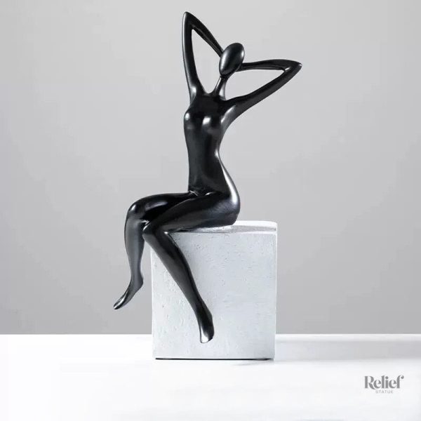 Pièce d'art moderne : femme assise en sculpture