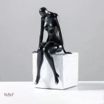 Statue femme contemp