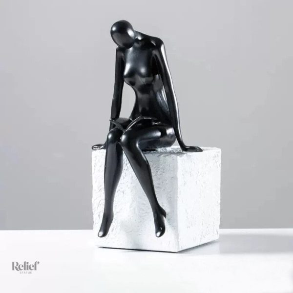 Statue femme contemp