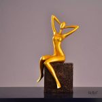 Statue féminine moderne assise en position relaxante
