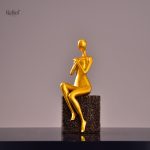 Sculpture contemporaine femme assise en décoration intérieure