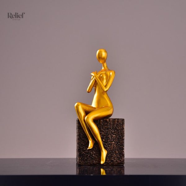 Sculpture contemporaine femme assise en décoration intérieure