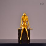 Art contemporain : statue de femme assise