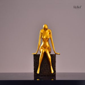 Art contemporain : statue de femme assise
