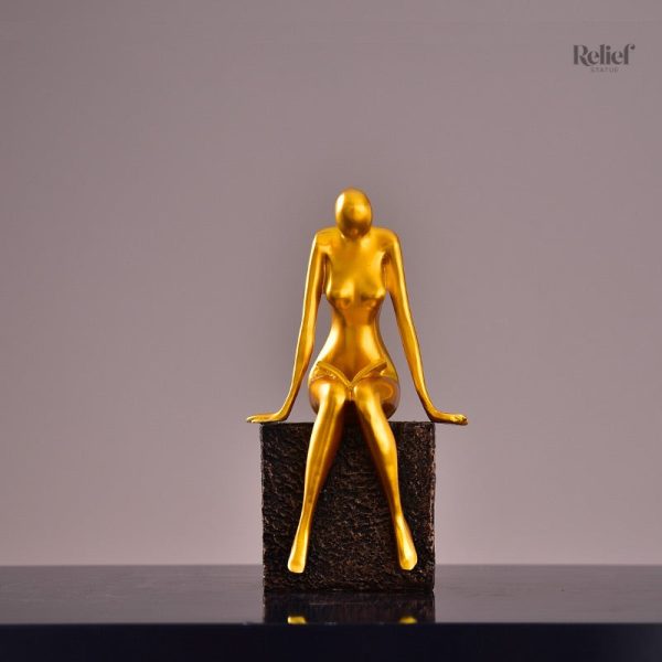 Art contemporain : statue de femme assise