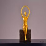 Statue décorative femme moderne sur chaise