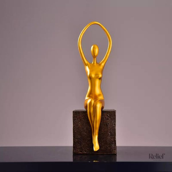 Statue décorative femme moderne sur chaise
